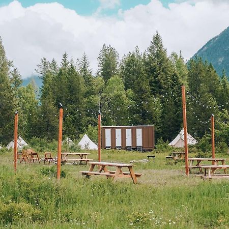 Wander Camp Glacier Hotel Coram Екстериор снимка